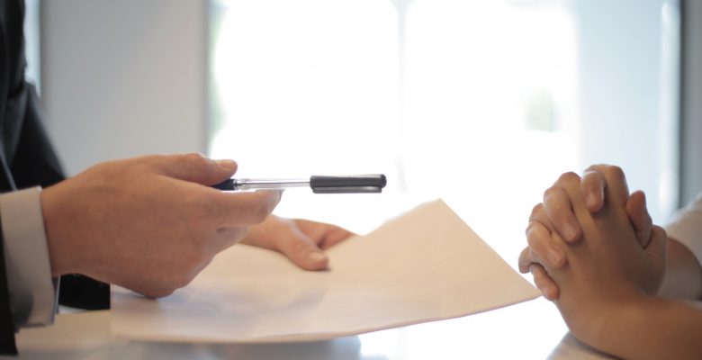 personne demandant à une autre de signer un contrat